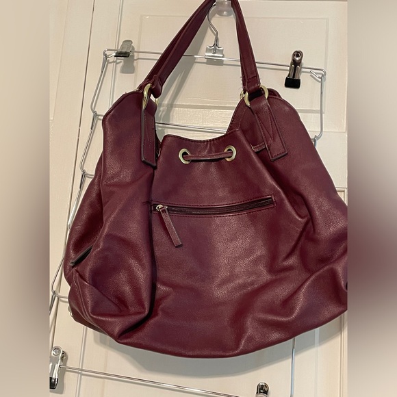 Liz Claiborne maroon leather shoulder bag. - Picture 6 of 8